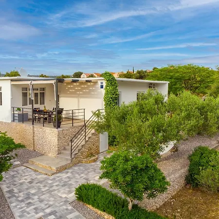 بيت للعطل House Josip Ražanj